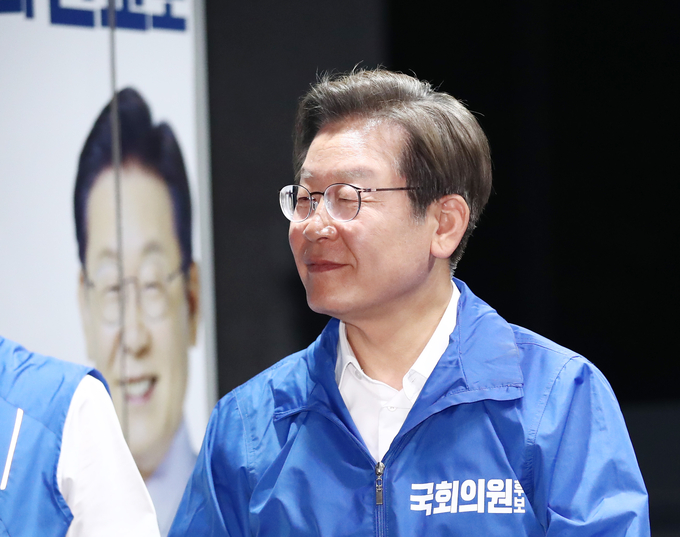 지난 31일 마지막 선거 유세 나선 이재명 더불어민주당 인천 계양을 국회의원 보궐선거 후보.( 사진 = 연합뉴스 제공 )
