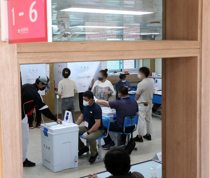 투표소가 된 교실 ( 사진 = 연합뉴스 제공 )