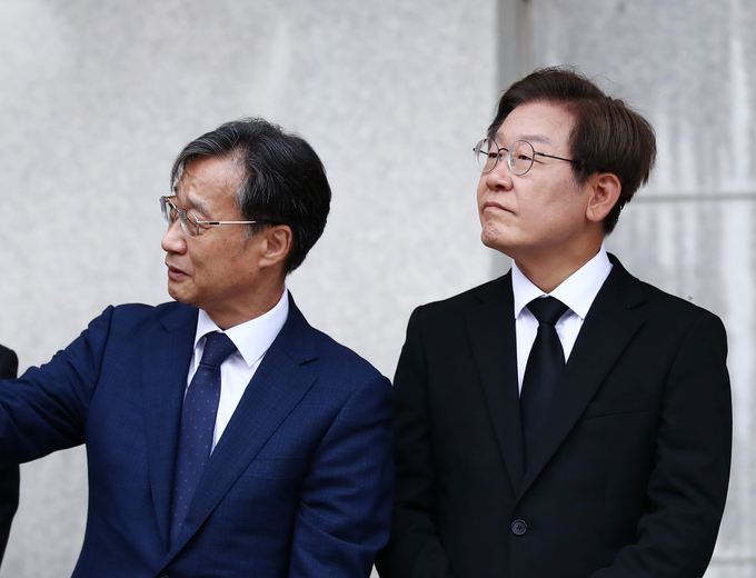 6일 오전 인천 계양구 장기동의 황어장터 기념탑 찾은 이재명(계양을·오른쪽), 유동수(계양갑) 국회의원.( 사진 = 연합뉴스 제공 )
