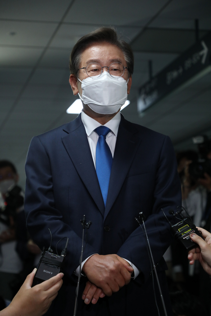 취재진 질문에 답변하는 이재명 의원. (사진=연합뉴스 제공)