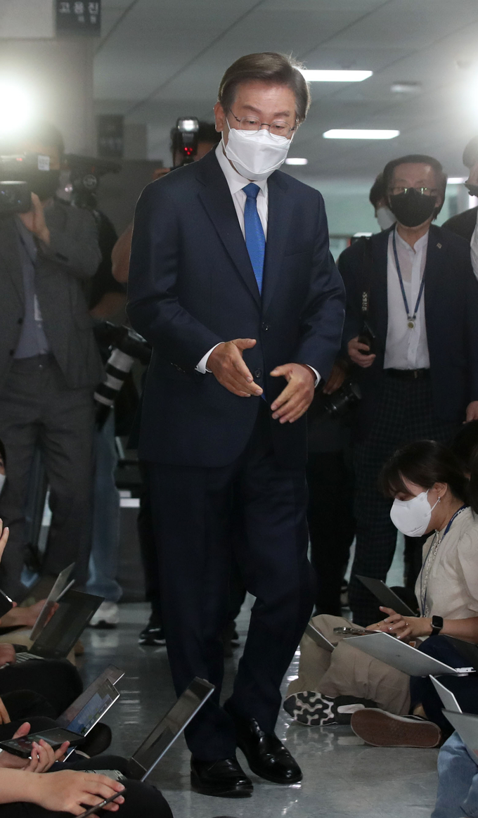의원실 향하는 이재명 의원. (사진=연합뉴스 제공)
