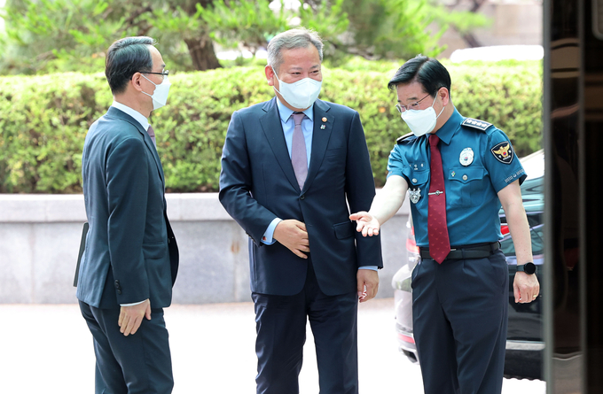 지난 14일 경찰청에 이상민 행정안전부 장관을 김창룡 경찰청장이 맞이하고 있다. (사진=연합뉴스 제공)