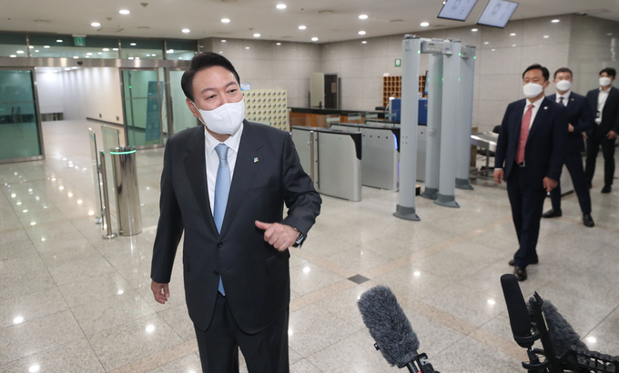 용산 집무실로 출근하는 밝은 표정의 윤석열 대통령. (사진=연합뉴스 제공) 