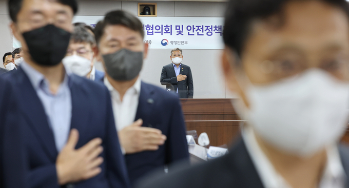 국기에 경례하는 이상민 행안부 장관. (사진=연합뉴스 제공)