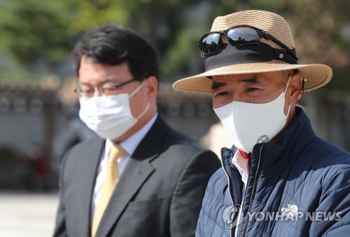 대통령실 국가안보실은 16일 '서해 공무원 피살 사건' 정보공개청구 소송에서 항소를 취하했다. 사진은 서해 연평도 해상에서 표류 중 북한군에 사살돼 숨진 해양수산부 산하 공무원 A씨의 형 이래진 씨가 2020년 10월 28일 청와대 분수대 앞에서 '정보공개 청구 기자회견'을 하는 모습. (사진=연합뉴스)