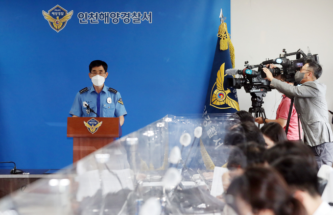 16일 오후 인천해양경찰서에서 '서해 공무원 피격사건'을 브리핑하는 박상춘 인천해경서장. ( 사진 = 연합뉴스 제공 )