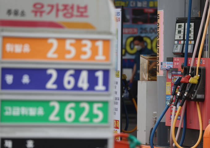 휘발유보다 비싼 경유, 연일 최고가 2천110원대. (사진=연합뉴스 제공)