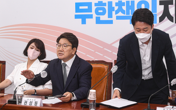 20일 국민의힘 최고위원회회의에서 '비공개 회의 전환'을 두고 이준석 대표와 배현진 최고위원의 갈등이 최고조에 달하며 이 대표가 자리를 박차고 나가고 있다. (사진=연합뉴스 제공)