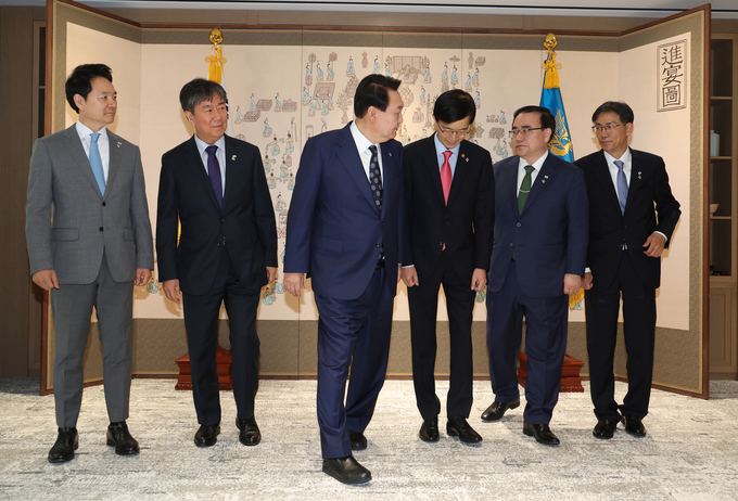 윤석열 대통령이 20일 오전 서울 용산 대통령실 청사에서 방문규 국무조정실장에게 임명장 수여 및 기념촬영을 마친 뒤 환담장으로 향하고 있다. 왼쪽부터 장성민 정책조정기획관, 김대기 비서실장, 윤석열 대통령, 방문규 국무조정실장, 김성한 국가안보실장, 복두규 인사기획관. (사진=연합뉴스)