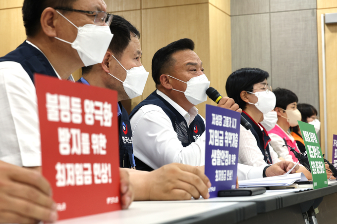 2023년 최저임금 노동계 요구안 발표하는 이동호 사무총장. (사진=연합뉴스 제공)