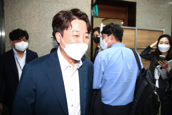 이준석 국민의힘 당 대표가 22일 저녁 당 중앙윤리위원회의 징계 심의 절차 결과를 기다리기 위해 당 대표실로 들어서고 있다. (사진=연합뉴스)
