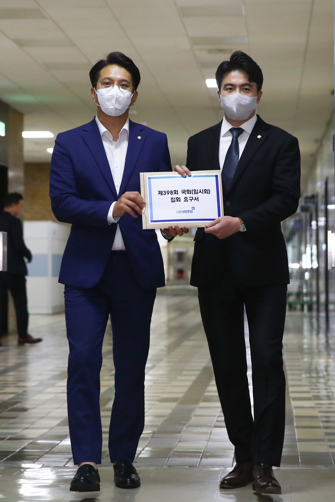 오영환 더불어민주당 원내대변인(오른쪽)과 전용기 의원(왼쪽)이 28일 국회 의사과에 7월 임시국회 소집요구서를 제출했다. (사진=연합뉴스 제공)
