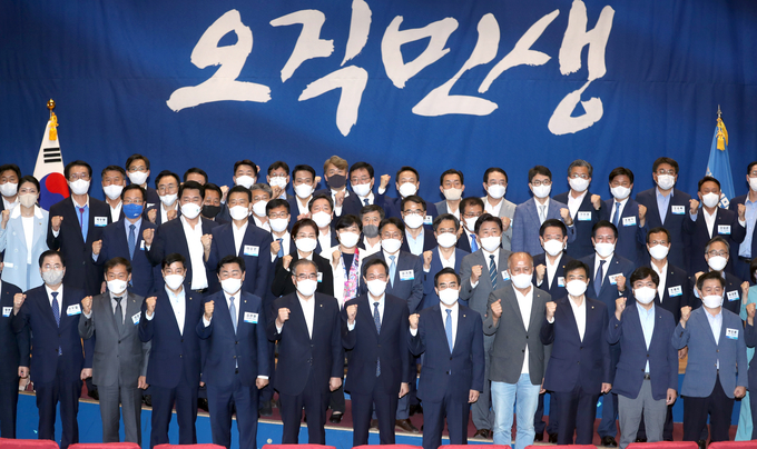 29일 오후 국회 의원회관에서 열린 '6·1 지방선거 자치단체장 당선자 워크숍'에서 민주당 지도부와 자치단체 당선인들이 구호를 외치고 있다. (사진=연합뉴스 제공)