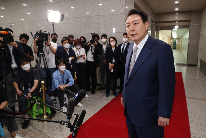 윤석열 대통령이 지난 8일 용산청사 출근길 도어스테핑에서 기자들의 질문에 답하고 있다. (사진=연합뉴스 제공) 