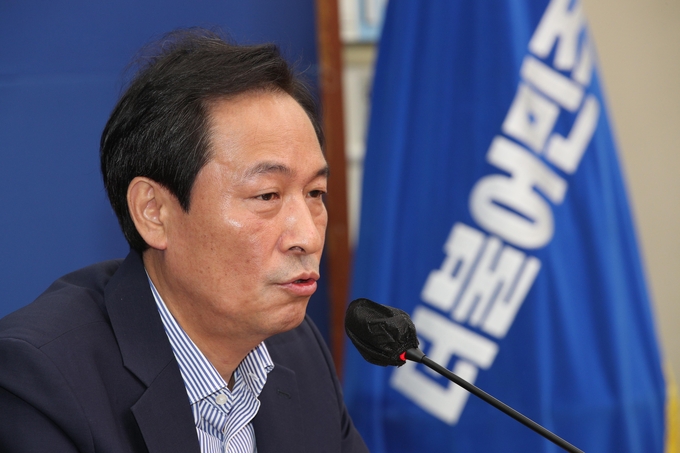 10일 우상호 비대위원장이 국회에서 열린 정례 기자간담회에서 발언을 하고있다. (사진=연합뉴스 제공)