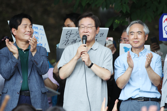  10일 오후 광주 서구 5·18 기념공원에서 열린 '이재명과 위로 걸음' 행사에서 더불어민주당 이재명 상임고문이 발언하고 있다. (사진=연합뉴스 제공)