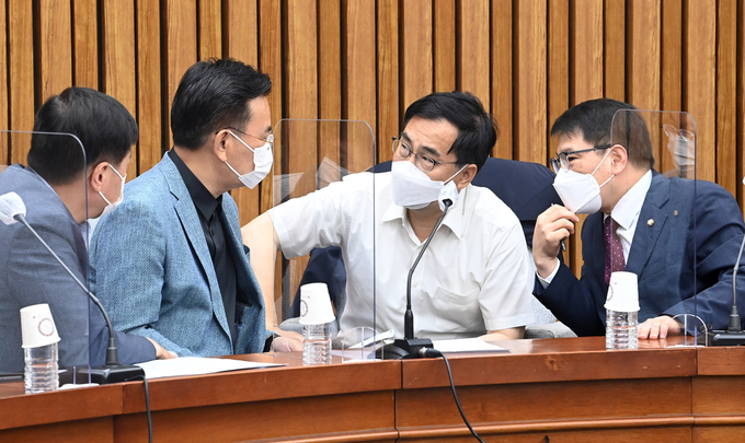  11일 국회에서 열린 국민의힘 초선의원모임에서 박대수(왼쪽부터), 유상범, 김영식, 최형두, 이종성 의원이 대화하고 있다. (사진=연합뉴스 제공)