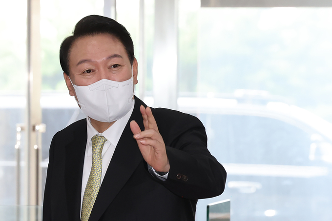 취재진 질문에 답하는 윤석열 대통령. (사진=연합뉴스 제공)
