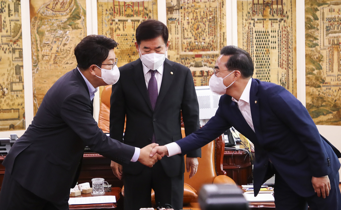 권성동 국민의힘 당대표 직무대행 겸 원내대표(왼쪽)와 박홍근 더불어민주당 원내대표가 12일 오전 국회의장실에서 김진표 국회의장 주재로 회동하기 전 악수하고 있다. (사진=연합뉴스 제공)