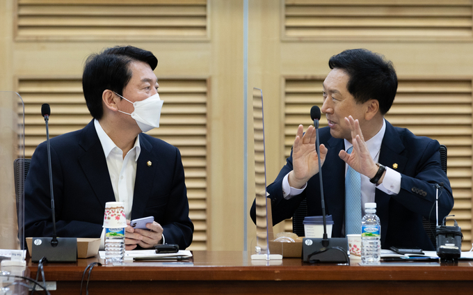 국민의힘 김기현 의원(오른쪽)과 안철수 의원이 13일 오전 국회 의원회관에서 열린 혁신 24 새로운 미래 두 번째 모임인 '경제위기 인본 혁신생태계로 극복하자!'에 참석해 대화하고 있다. (사진=연합뉴스 제공)