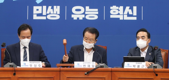 더불어민주당 변재일 중앙위 의장이 13일 오전 국회에서 열린 중앙위원회에서 1호 안건인 당헌 개정의 건을 상정하고 있다. (사진=연합뉴스 제공)