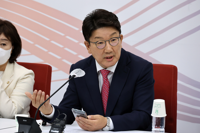 권성동 국민의힘 당 대표 직무대행 겸 원내대표가 앞서 16일 원내대표 취임 100일을 맞아 다음날인 17일 국회에서 기자회견을 열었다. (사진=연합뉴스 제공)