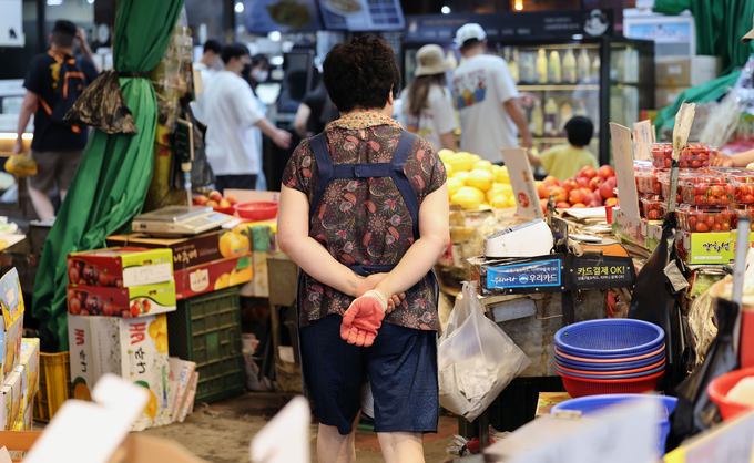 고물가에 코로나19 확산까지 상인들의 한숨이 깊어지고 있다. ( 사진 = 연합뉴스 제공 )
