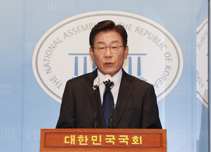 이재명 더불어민주당 상임고문이 17일 국회에서 기자회견을 열고 당 대표 출마 선언을 공식화했다. (사진=연합뉴스 제공)
