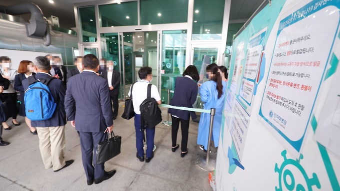 19일 인천국제공항 코로나19 검사센터에 탑승객들이 붐비고 있다. ( 사진 = 연합뉴스 제공 )