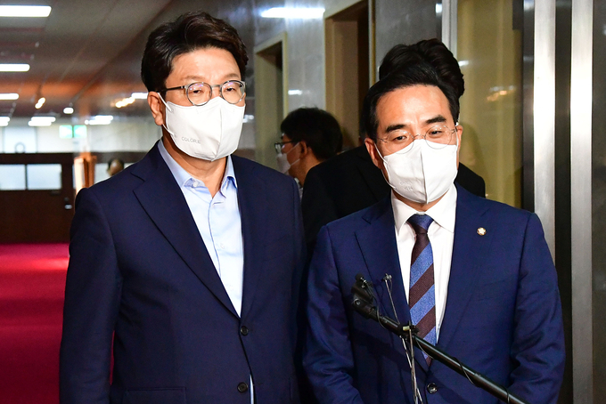 권성동 국민의힘 당 대표 직무대행 겸 원내대표(왼쪽)과 박홍근 더불어민주당 원내대표. (사진=연합뉴스 제공)