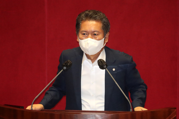 국회 과학기술정보방송통신위원장으로 선출된 정청래 의원이 22일 서울 여의도 국회에서 열린 본회의에서 당선인사를 하고 있다. (사진=연합뉴스 제공)