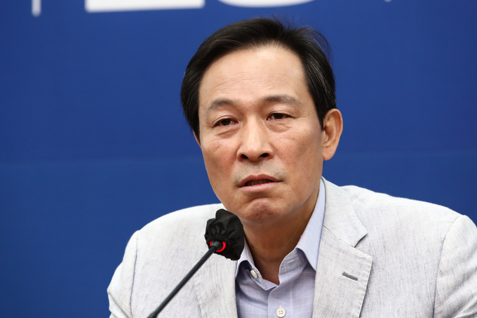 우상호 더불어민주당 비대위원장이 24일 국회에서 기자간담회를 열고 기자들의 질문에 답을 하고 있다. (사진=연합뉴스 제공)