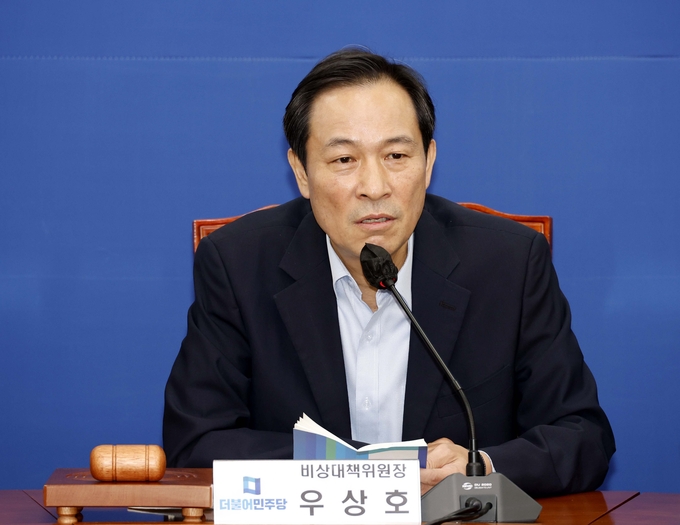 우상호 더불어민주당 비상대책위원장이 27일 국회에서 열린 비대위 회의에서 발언을 하고 있다. (사진=연합뉴스 제공)