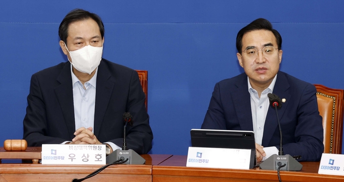 25일 오전 국회에서 열린 더불어민주당 비상대착위원회의에 참석한 우상호 비상대책위원장(왼쪽)과 박홍근 원내대표. (사진=연합뉴스 제공)