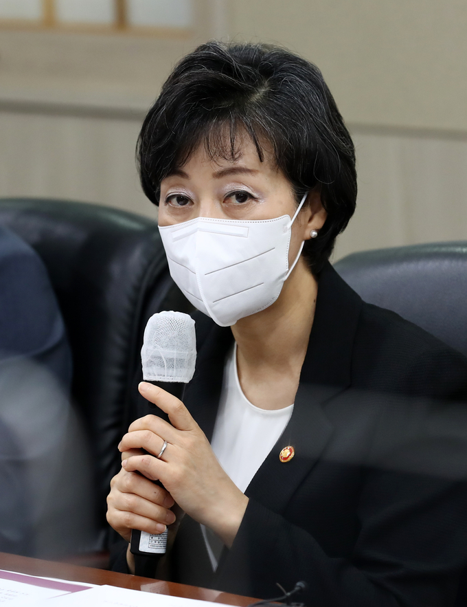  박순애 부총리 겸 교육부 장관이 25일 오전 대전시 유성구 궁동 충남대학교에서 열린 반도체 관련 인재양성 관계자 간담회에 참석해 발언하고 있다. (사진=연합뉴스 제공)