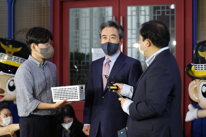  윤희근 경찰청장 후보자가 25일 오후 서울 서대문구 경찰청에서 퇴근하며 취재진의 질문에 답하고 있다. (사진=연합뉴스 제공)