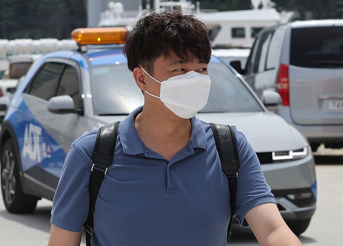 국민의힘 이준석 대표가 27일 경북 울릉군 사동항 여객터미널에서 선박 탑승을 위해 이동하고 있다. (사진=연합뉴스 제공)