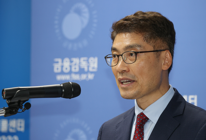이준수 금융감독원(금감원) 부원장이 27일 오후 서울 여의도 금감원에서 열린 '거액 해외송금 관련 은행 검사 진행 상황' 브리핑에서 발언하고 있다. ( 사진 = 연합뉴스 제공 )