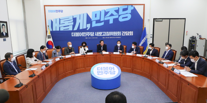  더불어민주당 우상호 비상대책위원장이 27일 오후 국회에서 열린 새로고침특별위원회 간담회에서 발언하고 있다. (사진=연합뉴스 제공)