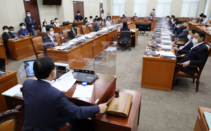  이채익 국회 행정안전위원장이 28일 국회에서 열린 행정안전위원회 전체회의에서 의사봉을 두드리고 있다. (사진=연합뉴스 제공)