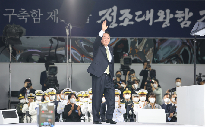  윤석열 대통령이 28일 오전 울산시 현대중공업에서 열린 차세대 이지스구축함 정조대왕함 진수식에 참석, 축사에 앞서 인사하고 있다. (사진=연합뉴스 제공)