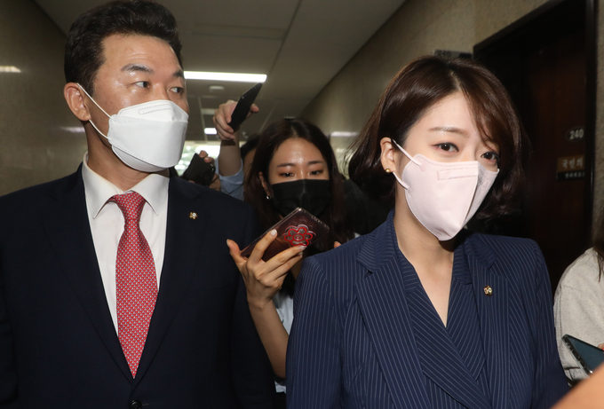 국민의힘 최고위원직 사퇴 의사를 밝힌 배현진·윤영석 최고위원이 2일 오전 서울 여의도 국회 원내대표실에서 열린 비공개 최고위원회의를 마친 뒤 원내대표실을 나서고 있다. (사진=연합뉴스 제공)