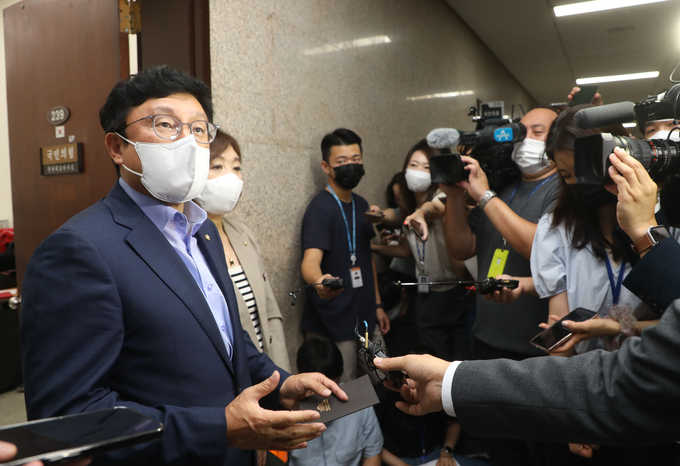  국민의힘 박형수, 양금희 원내대변인이 2일 오전 서울 여의도 국회 원내대표실 앞에서 비공개 최고위원회의 결과를 설명하고 있다. (사진=연합뉴스 제공)