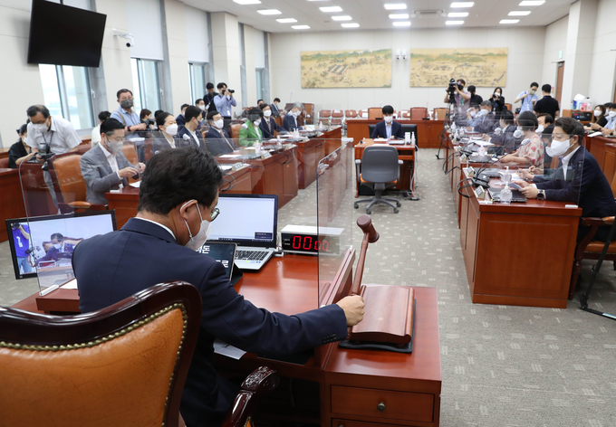  유기홍 국회 교육위원장이 2일 오전 서울 여의도 국회에서 열린 교육위원회 전체회의에서 의사봉을 두드리고 있다. (사진=연합뉴스)