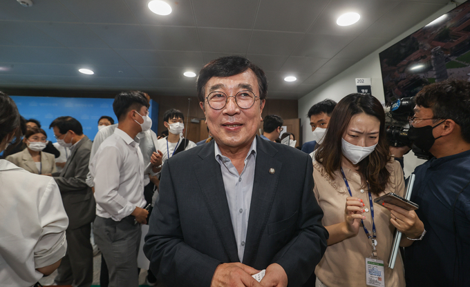 서병수 국민의힘 전국위의장이 3일 오후 국회 소통관에서 현안 브리핑을 마친 뒤 이동하고 있다. (사진=연합뉴스)