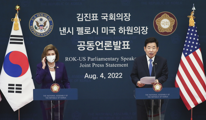 김진표 국회의장과 낸시 펠로시 미국 하원의장이 4일 서울 여의도 국회에서 공동언론 발표를 통해 회담 결과를 발표하고 있다. (국회사진기자단/연합뉴스 제공)