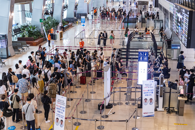 지난 5일 코로나19 재유행에도 김포공항 국내선 청사는 여행객들로 붐비고 있다. ( 사진 = 연합뉴스 제공 )
