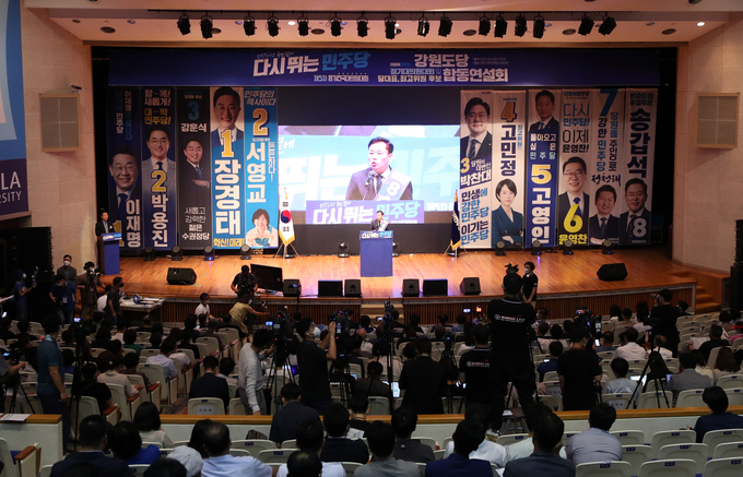  더불어민주당이 새 지도부를 선출하는 8·28 전당대회 지역 순회 경선을 시작한 6일 강원 원주시 한라대학교 대강당에서 열린 합동연설회에서 이재명 당 대표 후보가 정견을 발표하고 있다. (사진=연합뉴스 제공)