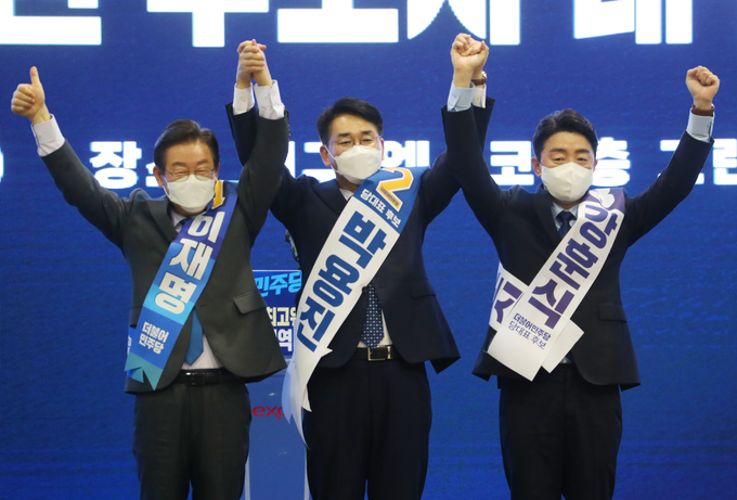  더불어민주당의 8·28 전당대회 지역 순회 경선 첫날인 6일 대구 엑스코에서 열린 대구·경북 합동연설회에서 이재명(왼쪽부터), 박용진, 강훈식 당 대표 후보들이 포즈를 취하고 있다. (사진=연합뉴스 제공)