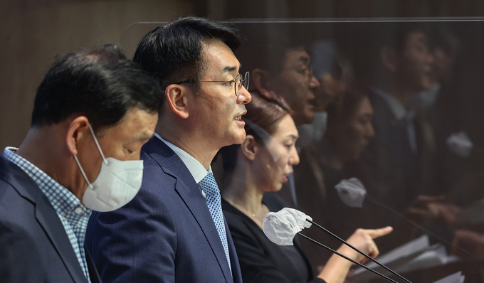박용진 더불어민주당 당 대표 후보자가 8일 국회에서 ‘민주당 사당화 방지 혁신안’ 기자회견을 열었다. (사진=연합뉴스 제공)